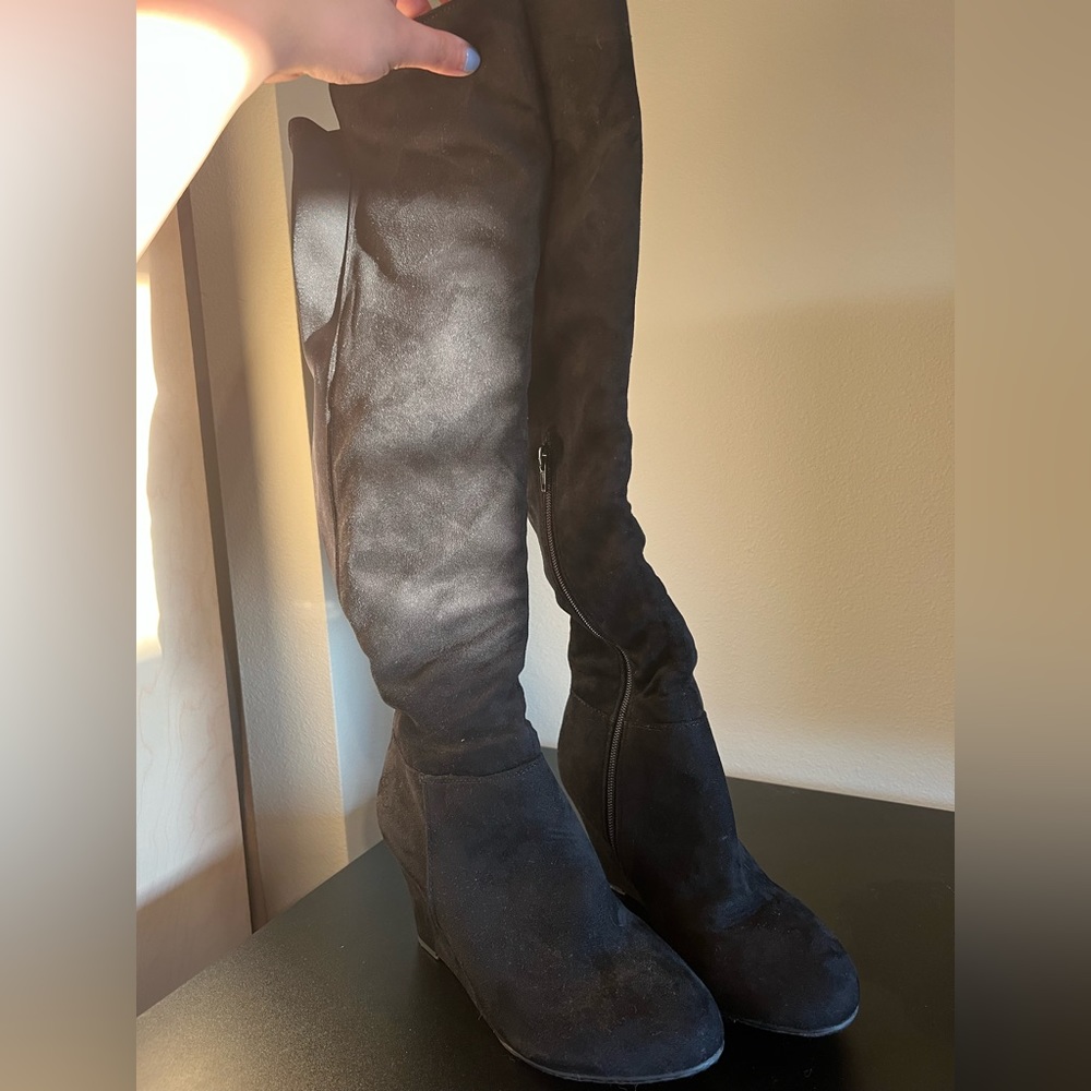 Like New Chinese Laundry Women’s Black Knee High Heeled Boots Wedge Size 9